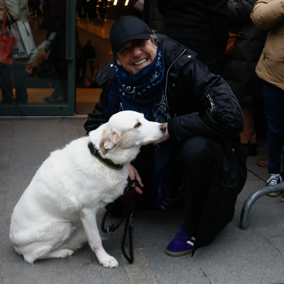 Semi-exclusif - Jean-Luc Reichmann et sa chienne Donna (amputée d'une patte) - Arrivées à l'enregistrement de l'émission "Vivement Dimanche" présentée par M. Drucker et qui sera diffusée le 14/02/2024 sur France 3 au Studio Gabriel à Paris, France, le 09 janvier 2024. © Christophe Clovis / Bestimage