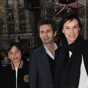 CLAIRE NEBOUT, FREDERIC TADDEI ET LEUR FILS - AVANT PREMIERE DU FILM "SUR LA PISTE DU MARSUPILAMI " AU GAUMONT MARIGNAN A PARIS LE 26 MARS 2012