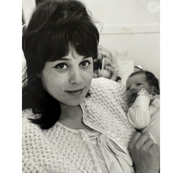 Sur Instagam, il lui a rendu hommage en dévoilant une photo de lui tout juste né dans les bras de sa maman : "Je t'aime. Repose en paix" écrit-il.
Elodie Constantin avec son jeune fils Paul après sa naissance