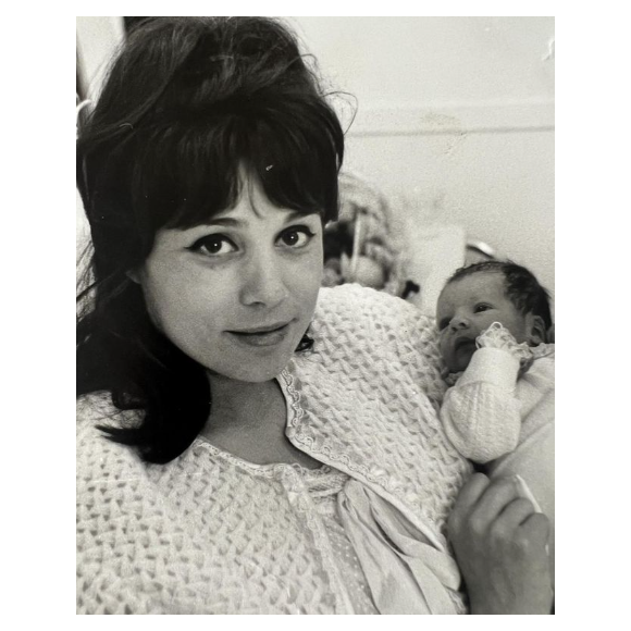 Sur Instagam, il lui a rendu hommage en dévoilant une photo de lui tout juste né dans les bras de sa maman : "Je t'aime. Repose en paix" écrit-il.
Elodie Constantin avec son jeune fils Paul après sa naissance