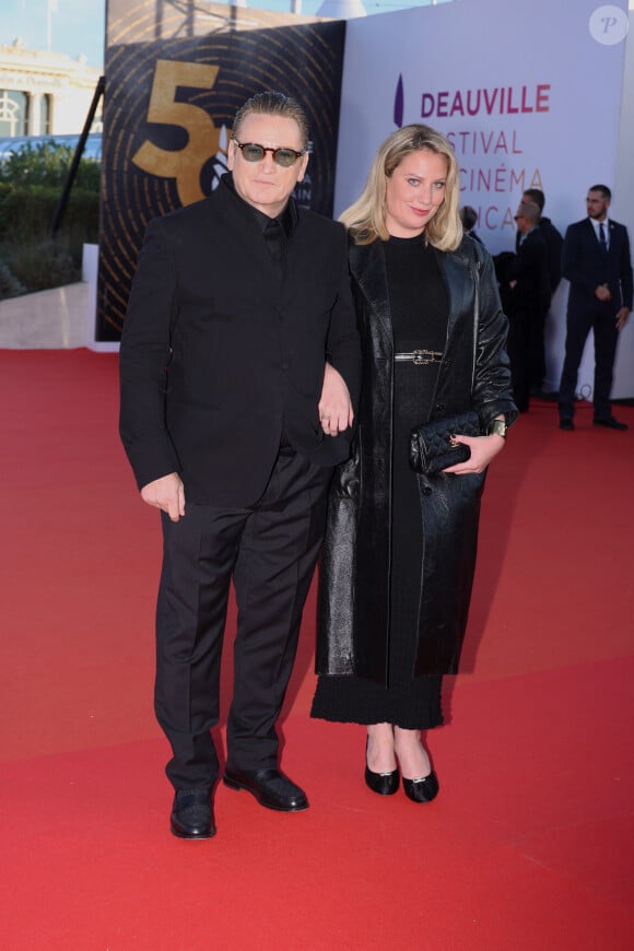 A l'inverse, Benoît Magimel est apparu au bras de son épouse Margot Pelletier...
Benoit Magimel et sa femme Margot Pelletier - Arrivées à la projection du film "Megalopolis" lors de la 50ème édition du Festival du Cinéma américain à Deauville. Le 13 septembre 2024 © Denis Guignebourg / Bestimage 