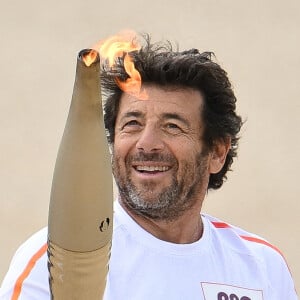 Patrick Bruel, porteur de la flamme olympique, lors du relais de la flamme des Jeux Olympiques de Paris le 23 juillet 2024 à Versailles, France. Paris accueillera les Jeux Olympiques d'été du 26 juillet au 11 août 2024. Photo par Laurent Zabulon/ABACAPRESS.COM