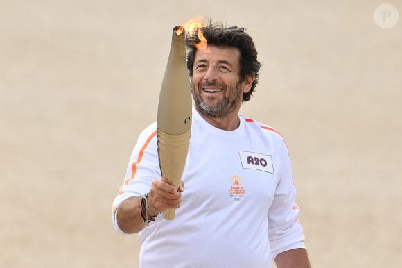 Patrick Bruel, porteur de la flamme olympique, lors du relais de la flamme des Jeux Olympiques de Paris le 23 juillet 2024 à Versailles, France. Paris accueillera les Jeux Olympiques d'été du 26 juillet au 11 août 2024. Photo par Laurent Zabulon/ABACAPRESS.COM