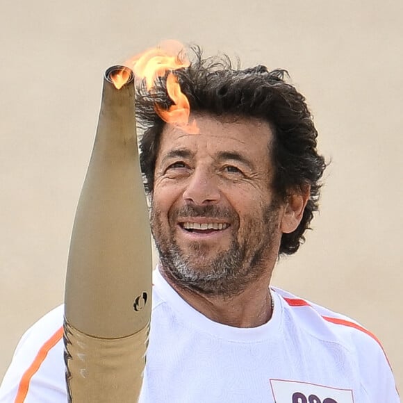 Patrick Bruel, porteur de la flamme olympique, lors du relais de la flamme des Jeux Olympiques de Paris le 23 juillet 2024 à Versailles, France. Paris accueillera les Jeux Olympiques d'été du 26 juillet au 11 août 2024. Photo par Laurent Zabulon/ABACAPRESS.COM