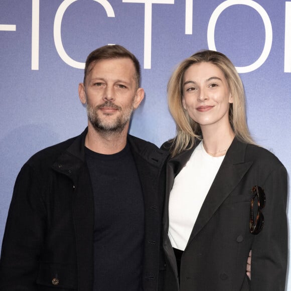 Au côté de sa femme, Chloé Roy, l'acteur de 44 ans s'est prêté au jeu des photographes
Nicolas Duvauchelle et Chloé Roy assistent au photocall de la cérémonie de clôture du 26e Festival de la fiction de La Rochelle, à La Rochelle, France. Photo par David NIVIERE/ABACAPRESS.COM