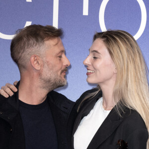 Et les deux amoureux n'ont pas hésité à montrer beaucoup de signes de tendresse
Nicolas Duvauchelle et Chloé Roy assistent au photocall de la cérémonie de clôture du 26e Festival de la fiction de La Rochelle, le 15 septembre 2024 à La Rochelle, France. Photo par David NIVIERE/ABACAPRESS.COM