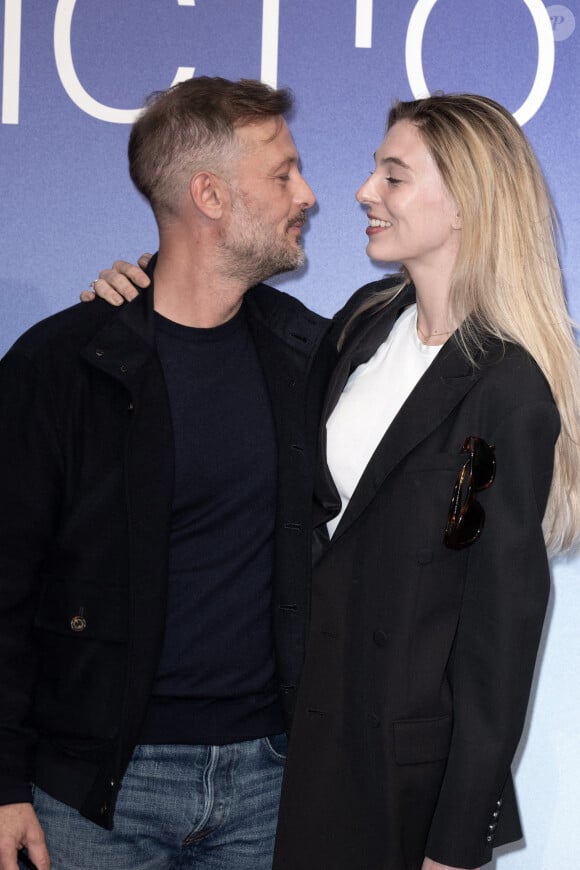 Et les deux amoureux n'ont pas hésité à montrer beaucoup de signes de tendresse
Nicolas Duvauchelle et Chloé Roy assistent au photocall de la cérémonie de clôture du 26e Festival de la fiction de La Rochelle, le 15 septembre 2024 à La Rochelle, France. Photo par David NIVIERE/ABACAPRESS.COM