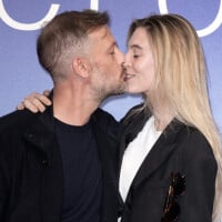 Nicolas Duvauchelle sacré et très amoureux de sa femme Chloé, Julie Gayet rayonnante au Festival de la fiction de La Rochelle