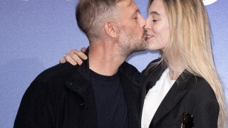 Nicolas Duvauchelle sacré et très amoureux de sa femme Chloé, Julie Gayet rayonnante au Festival de la fiction de La Rochelle