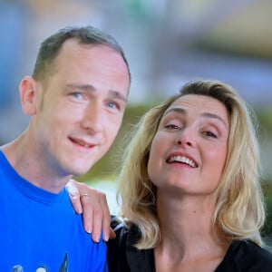 Mathieu Busson et Julie Gayet assistent au photocall d'Olympe Une Femme Dans La Révolution lors du 17ème Festival du Film Francophone d'Angoulême le 30 août 2024 à Angoulême, France. Photo par Franck Castel/ABACAPRESS.COM