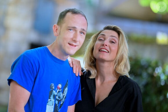 Mathieu Busson et Julie Gayet assistent au photocall d'Olympe Une Femme Dans La Révolution lors du 17ème Festival du Film Francophone d'Angoulême le 30 août 2024 à Angoulême, France. Photo par Franck Castel/ABACAPRESS.COM