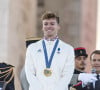 "J'ai eu aussi des moments un peu seuls durant lesquels j'ai pu réfléchir et penser à ce que j'ai fait", poursuit-il 
 
Léon Marchand, Emmanuel Macron - Remise des médailles par le président de la République à l'Arc de Triomphe aux athlètes lors de la parade des champions à l'occasion des Jeux Olympiques et Paralympiques Paris 2024, sur l'avenue des Champs-Elysées à Paris. Le 14 septembre 2024 © Perusseau-Ramsamy / Bestimage