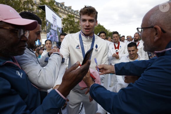 Léon Marchand - La "Parade des Champions" des Jeux Olympiques et Paralympiques de Paris2024, sur les Champs-Elysées. Paris, le 14 septembre 2024. © Romauld Meigneux/Pool/Bestimage