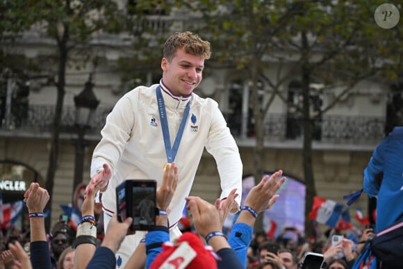 Léon Marchand - La "Parade des Champions" des Jeux Olympiques et Paralympiques de Paris2024, sur les Champs-Elysées. Paris, le 14 septembre 2024. © Eliot Blondet/Pool/Bestimage