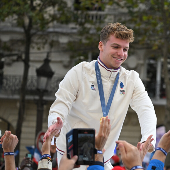 Léon Marchand - La "Parade des Champions" des Jeux Olympiques et Paralympiques de Paris2024, sur les Champs-Elysées. Paris, le 14 septembre 2024. © Eliot Blondet/Pool/Bestimage