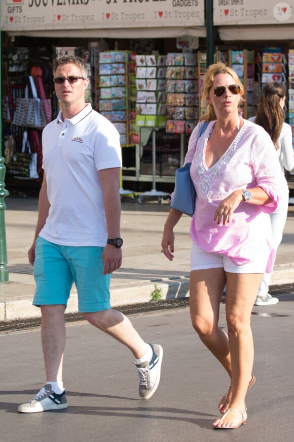 Ralf Schumacher se promène avec une amie dans les rues de Saint-Tropez, le 30 juin 2015. 