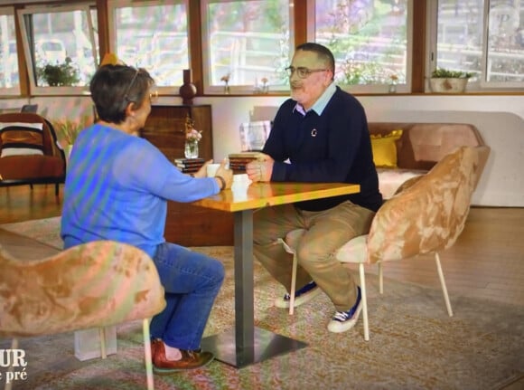 Manuela et son prétendant Pierre dans "L'amour est dans le pré". M6