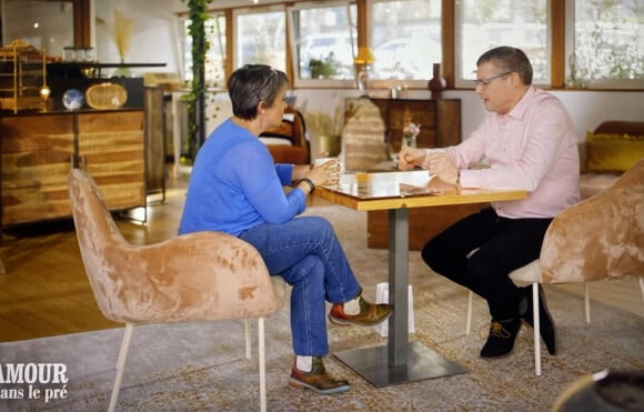 À tel point que Manuela a décidé d'interrompre en avance leur rendez-vous.
Manuela et son prétendant Stéphane dans "L'amour est dans le pré". M6