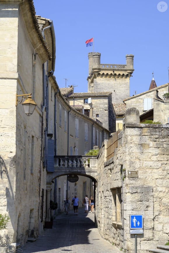 Tous ensemble, ils vécurent heureux à Uzès 
Uzes (30) : ruelle dans la vieille ville. En arriere plan la tour du Duche - Photo by Monasse Th/ANDBZ/ABACAPRESS.COM 