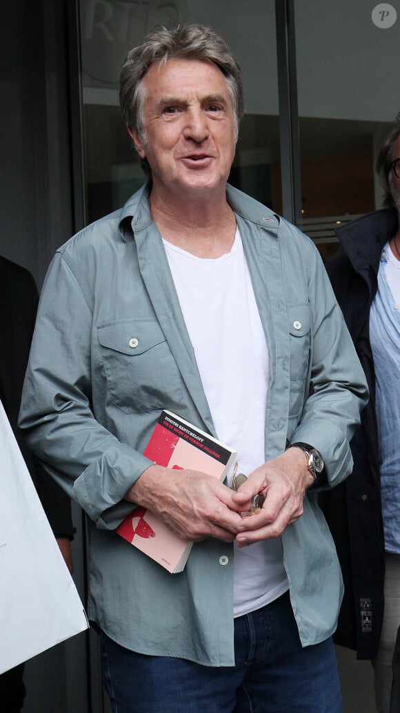 Exclusif - François Cluzet à la sortie de la radio RTL à Paris le 12 septembre 2023. © Jonathan Rebboah / Panoramic / Bestimage