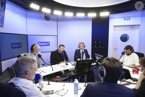 Exclusif - Eric Naulleau, Gilles Verdez, Raymond Aabou, Nicolas Dupont-Aignan et Cyril Hanouna - C.Hanouna avec ses chroniqueurs G.Maillet, E.Naulleau, G.Le Bret, V.Benaim, R.Aabou, et l'invité du jour, N.Dupont-Aignan, aux commandes de l'émission "On Marche Sur La Tête" diffusée en direct sur les ondes de radio Europe 1, à Paris, France, le 18 juin 2024. © Jack Tribeca/Bestimage