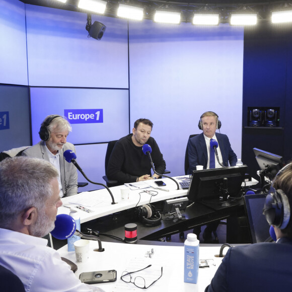 Exclusif - Eric Naulleau, Gilles Verdez, Raymond Aabou, Nicolas Dupont-Aignan et Cyril Hanouna - C.Hanouna avec ses chroniqueurs G.Maillet, E.Naulleau, G.Le Bret, V.Benaim, R.Aabou, et l'invité du jour, N.Dupont-Aignan, aux commandes de l'émission "On Marche Sur La Tête" diffusée en direct sur les ondes de radio Europe 1, à Paris, France, le 18 juin 2024. © Jack Tribeca/Bestimage