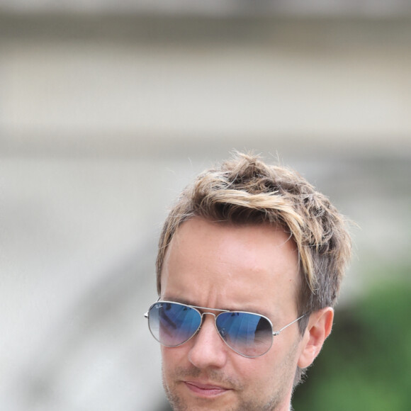 L'animateur a trouvé son bonheur dans une ville chargée d'histoire où il fait bon vivre.
Cyril Féraud - Obsèques de P.Laffont dans la salle de la Coupole du cimetière du Père-Lachaise à Paris, le 23 août 2024. L'animateur de télévision est décédé le 7 août 2024 à l'âge de 84 ans. © Dominique Jacovides / Bestimage