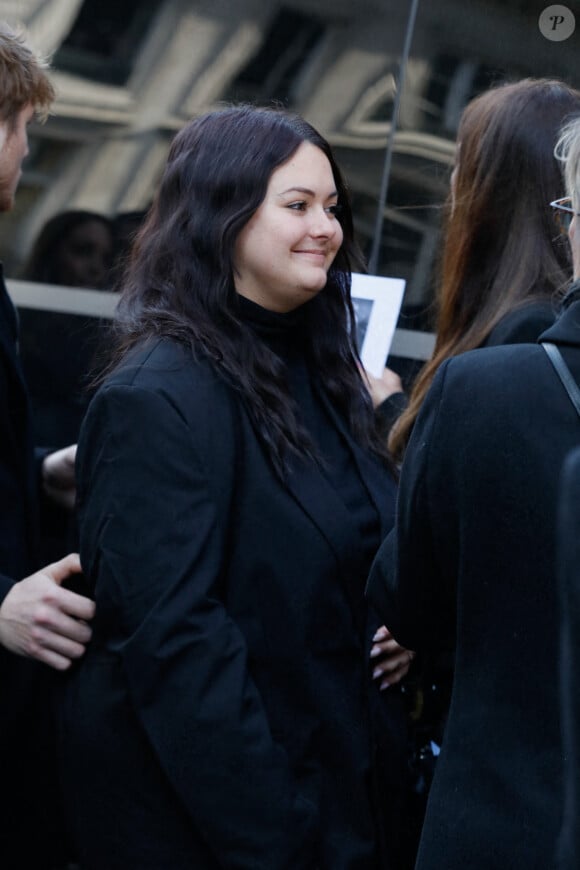 Pour cause, à 21 ans, elle souffre de beaucoup de complexes, dont un lié à son poids.
Lou, la fille de Jean-Pierre Pernaut - Sorties des obsèques de Jean-Pierre Pernaut en la Basilique Sainte-Clotilde à Paris le 9 mars 2022. © Christophe Clovis / Bestimage