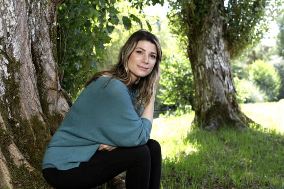 Portrait de Chloé Nabédian lors de la 5ème édition des écrivains chez Gonzague Saint Bris à Chanceaux-Près-Loches le 27 août 2023. © Cédric Perrin / Bestimage