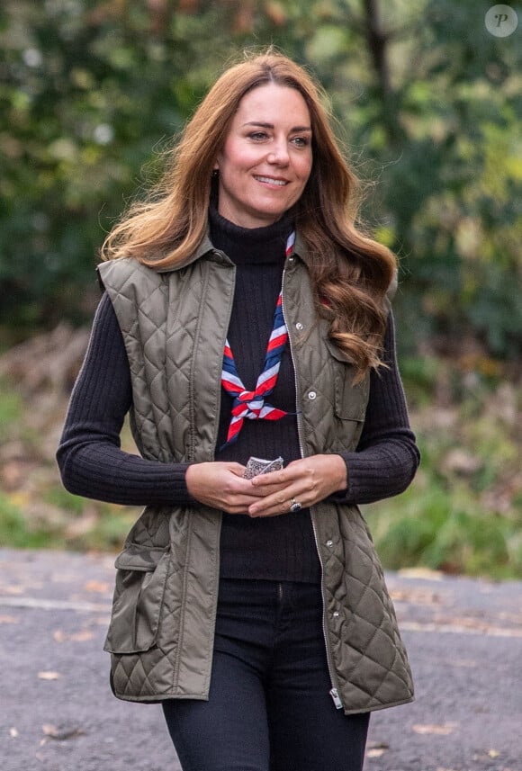 Sans doute a-t-il (et c'est fort probable) préféré laisser toute la place à Kate, elle qui deviendra d'ici quelques années, la nouvelle reine d'Angleterre...
Catherine Kate Middleton, duchesse de Cambridge lors d'une visite aux scouts à Alexandra Park pour leur campagne PromiseToThePlanet des scouts à Glasgow en marge de la COP26 le 1er novembre 2021. 