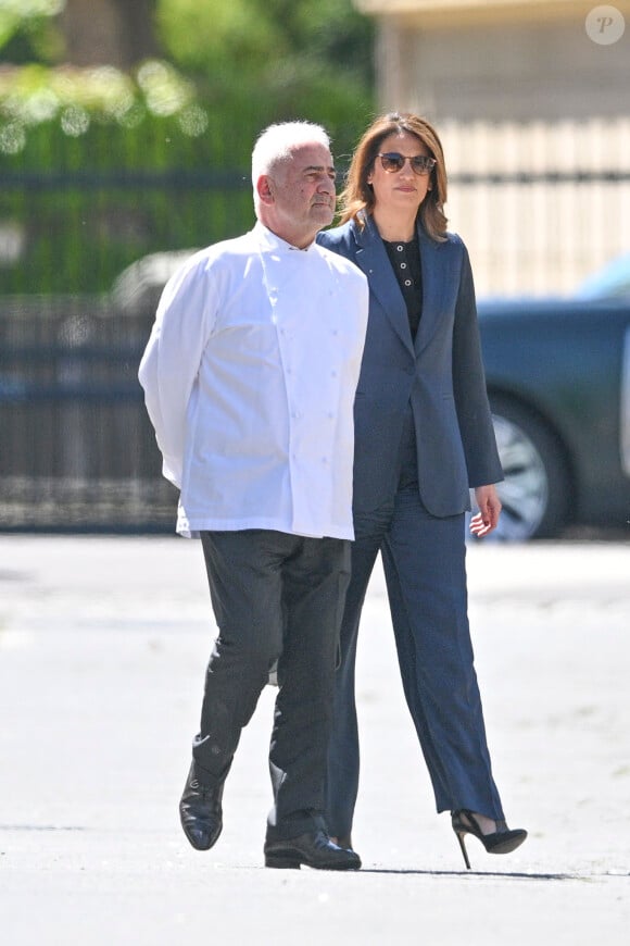 Séparation - Sonia Mabrouk et Guy Savoy se sont séparés - Le chef Guy Savoy et sa compagne Sonia Mabrouk - Obsèques d'Antoine Alléno (fils du chef cuisinier français, trois étoiles au Guide Michelin Yannick Alléno) en la collégiale Notre-Dame de Poissy, France, le 13 mai 2022. © Jean-Baptiste Autissier/Panoramic/Bestimage