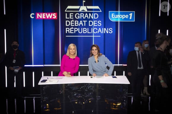 Laurence Ferrari, Sonia Mabrouk sur le plateau du "Grand Débat Les Républicains" présenté par L.Ferrari et S.Mabrouk et diffusé en direct sur CNews - Paris le 21Novembre 2021 - ©Jack Tribeca / Bestimage