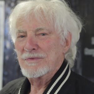 Au point qu'il a failli perdre sa voix
Hugues Aufray lors de la remise des insignes de Chevalier de l'ordre des Arts et Lettres à la parolière Vline Buggy (Liliane Konyn) dans les locaux de la SACEM à Paris le 9 avril 2018. © Giancarlo Gorassini / Bestimage