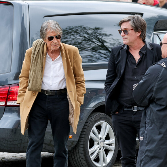 Il était apparu marqué par le chagrin mais solide au côté de leur fils Thomas
Jacques Dutronc et son fils Thomas Dutronc - Arrivées aux obsèques de l'auteure-compositrice-interprète et actrice française Françoise Hardy au crématorium du cimetière du Père-Lachaise à Paris, France, le 20 juin 2024. © Jacovides-Moreau/Bestimage