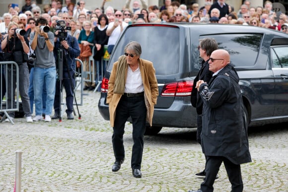 Jacques Dutronc et son fils Thomas Dutronc - Arrivées aux obsèques de l'auteure-compositrice-interprète et actrice française Françoise Hardy au crématorium du cimetière du Père-Lachaise à Paris, France, le 20 juin 2024. © Jacovides-Moreau/Bestimage