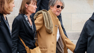 Jacques Dutronc retrouve le sourire 3 mois après le départ de Françoise Hardy, le chanteur très bien accompagné pour l'occasion