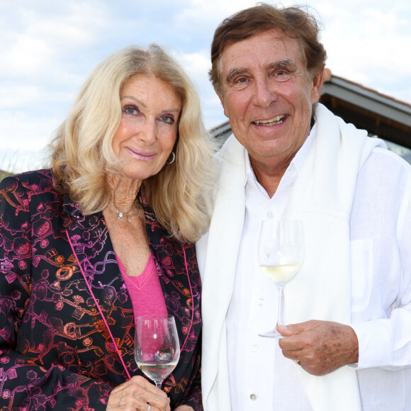 Jean-Pierre Foucault en couple depuis quarante ans
Exclusif - Jean-Pierre Foucault et sa femme Evelyne au Château Duhart-Milon à Pauillac en Gironde. - Festival International du Film en Médoc " Les Vendanges du 7ème Art" à Pauillac. © Jean-Marc Lhomer/Bestimage