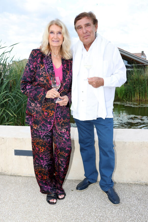 Exclusif - Jean-Pierre Foucault et sa femme Evelyne au Château Duhart-Milon à Pauillac en Gironde, le 11 juillet 2024. - Festival International du Film en Médoc " Les Vendanges du 7ème Art" à Pauillac. © Jean-Marc Lhomer/Bestimage 