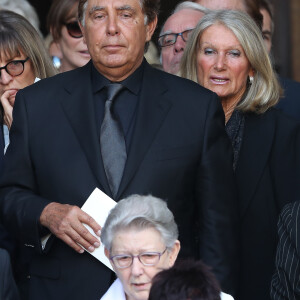 Jean-Pierre Foucault et sa compagne Evelyne Jarre - Sorties des obsèques de Mireille Darc en l'église Saint-Sulpice à Paris. Le 1er septembre 2017 