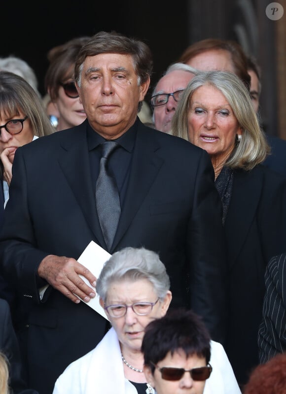 Jean-Pierre Foucault et sa compagne Evelyne Jarre - Sorties des obsèques de Mireille Darc en l'église Saint-Sulpice à Paris. Le 1er septembre 2017 