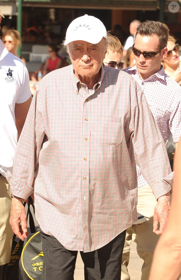 Mohamed Al-Fayed arrive au port de Saint-Tropez en yacht avec des membres de sa famille le 28 juillet 2015. 