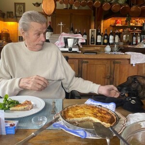 Dans lequel elle fait quelques révélations sur le quotidien de l'acteur
Photo personnelle d'Alain Delon révélée par son plus jeune fils, Alain-Fabien