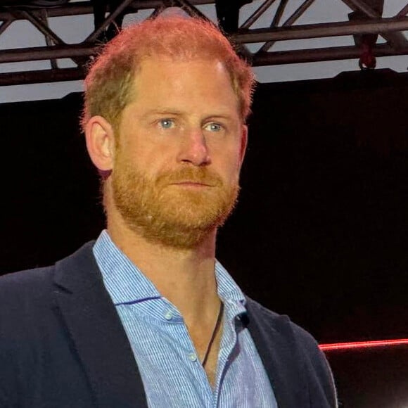 Le Prince Harry a appris une mauvaise nouvelle...Le Prince Harry remet un prix à Loren Courtney, pilote d'hélicoptère et secouriste, lors du concert 2024 One805LIVE ! Concert de soutien aux premiers intervenants de Santa Barbara organisé par Kevin Costner dans sa propriété au bord de l'océan à Motecito, CA, USA. Photo par London Entertainment/Splash News/ABACAPRESS.COM