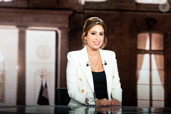 La journaliste française Léa Salamé est assise sur scène lors de la dernière émission de télévision Elysee 2022, produite dans le studio de France Télévision, à La Plaine Saint Denis, en banlieue de Paris, France, le 5 avril 2022. Photo par Daniel Derajinski/ABACAPRESS.COM