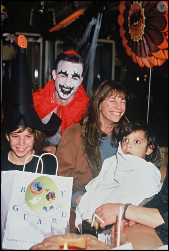 Archives - Jane Birkin avec sa fille Lou Doillon et son petit-fils Roman de Kermadec (Fils de Kate Barry) lors d'une soirée Halloween aux "Bains douches" à Paris en 1993.