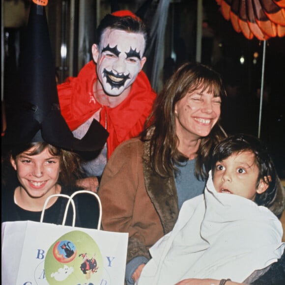 Archives - Jane Birkin avec sa fille Lou Doillon et son petit-fils Roman de Kermadec (Fils de Kate Barry) lors d'une soirée Halloween aux "Bains douches" à Paris en 1993.