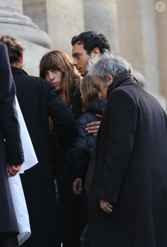 Lou Doillon, Roman de Kermadec (Fils de Kate Barry), Marlowe (fils de Lou Doillon) et Oury Milshtein (dernier compagnon de Kate Barry) - Obseques de Kate Barry en l'eglise Saint-Roch a Paris. Le 19 decembre 2013 