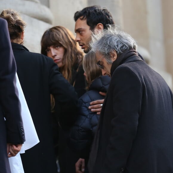 Lou Doillon, Roman de Kermadec (Fils de Kate Barry), Marlowe (fils de Lou Doillon) et Oury Milshtein (dernier compagnon de Kate Barry) - Obseques de Kate Barry en l'eglise Saint-Roch a Paris. Le 19 decembre 2013 