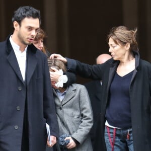 Roman de Kermadec (Fils de Kate Barry), Lou Doillon et son fils Marlowe, Jane Birkin - Sortie des obseques de Kate Barry en l'eglise Saint-Roch a Paris. Le 19 decembre 2013 