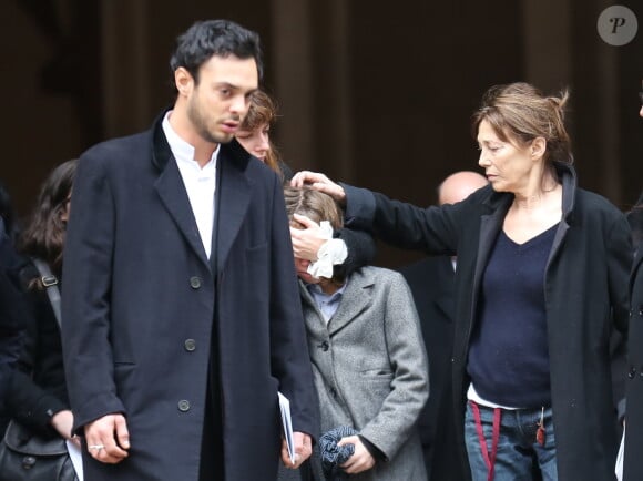 Roman de Kermadec (Fils de Kate Barry), Lou Doillon et son fils Marlowe, Jane Birkin - Sortie des obseques de Kate Barry en l'eglise Saint-Roch a Paris. Le 19 decembre 2013 